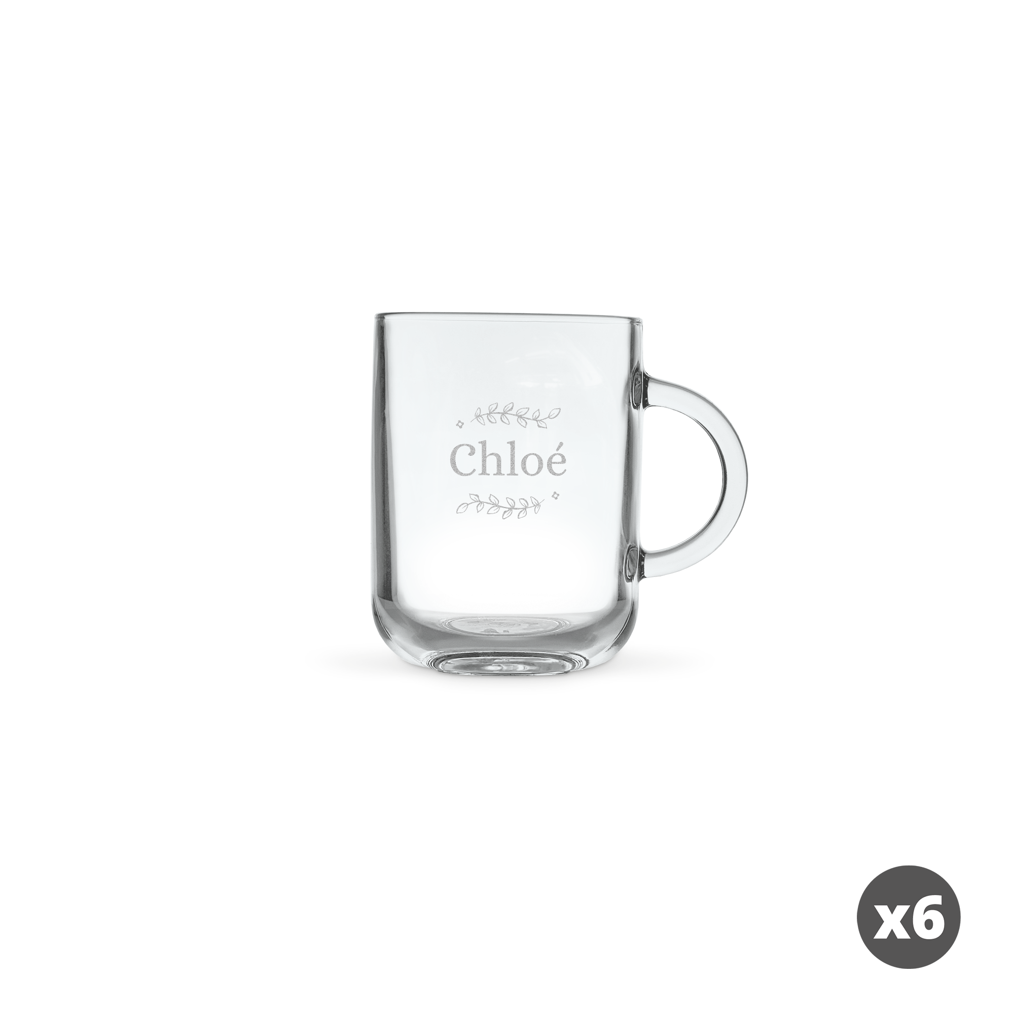 Tasse en verre gravée avec le prénom Chloé et des motifs végétaux, pour votre thé préféré