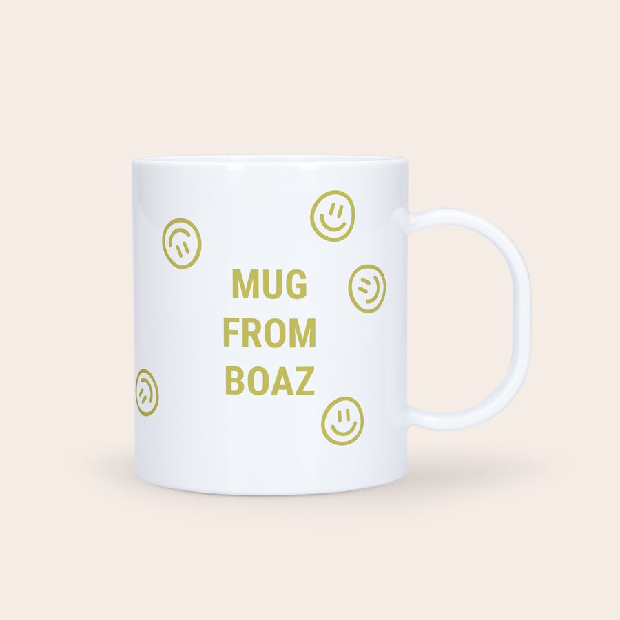 Potištěný melaminový hrnek Bílý melaminový hrnek s potiskem textu "MUG FROM BOAZ" a obličeji smajlíků, personalizovaný designem.