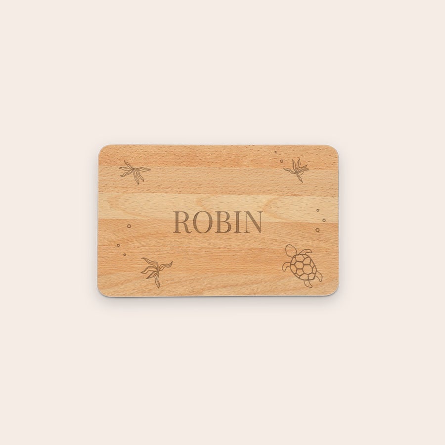 Frühstücksbrett mit Gravur Rechteckiges Holzbrettchen mit "ROBIN" und maritimen Motiven graviert, ein tolles Holzbrettchen mit eigenem Namen.