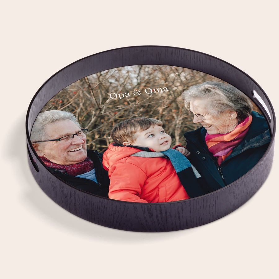 Rundes Holztablett mit Foto Rundes Serviertablett mit persönlichem Design. Bedruckt mit Foto von Großeltern und Kind sowie Text "Opa & Oma".