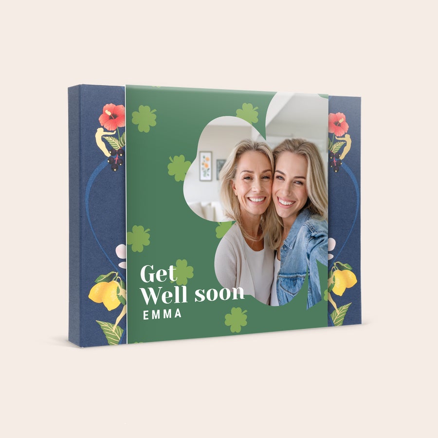 Té Pukka personalizado Caja de té personalizada impresa con foto de dos mujeres, tréboles verdes, texto "Get well soon" y el nombre Emma. Tu Refugio Personalizado de Té te Está Esperando.
