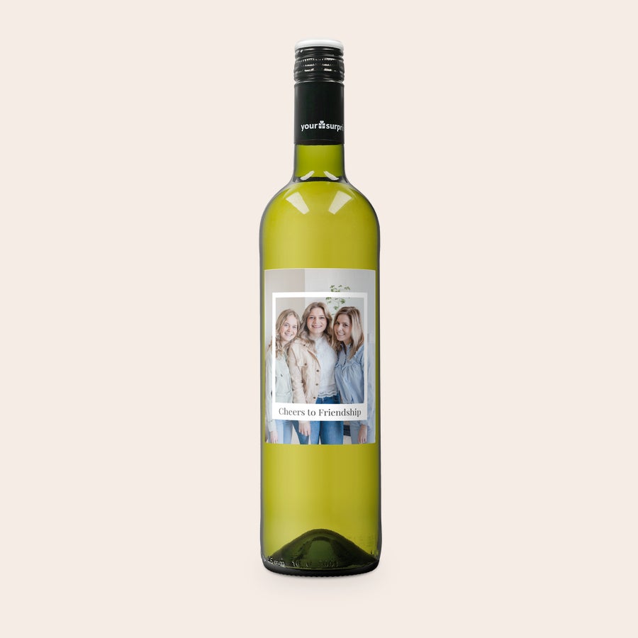 Personalizované víno - Maison de la Surprise Sauvignon Blanc Bílé víno Maison de la Surprise s personalizovaným štítkem s fotografií tří usmívajících se žen a textem Cheers to Friendship, ideální dárek