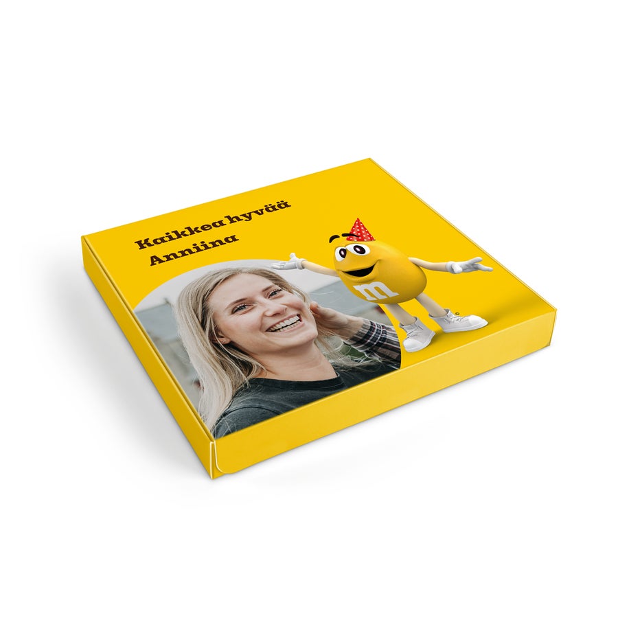 M&M's-suklaalahjapakkaus kuvalla ja/tai tekstillä M&M's-suklaalahjapakkaus kuvalla ja/tai tekstillä