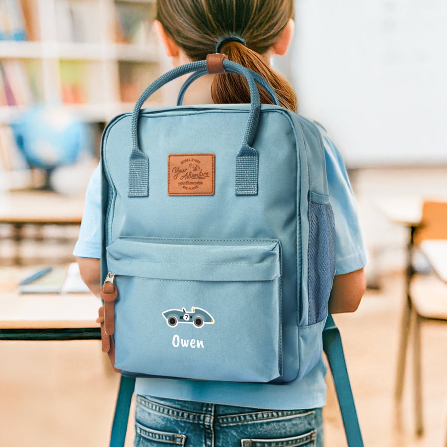 Mochila infantil personalizada Mochila infantil personalizada azul com ilustração de carro e o nome Owen impresso