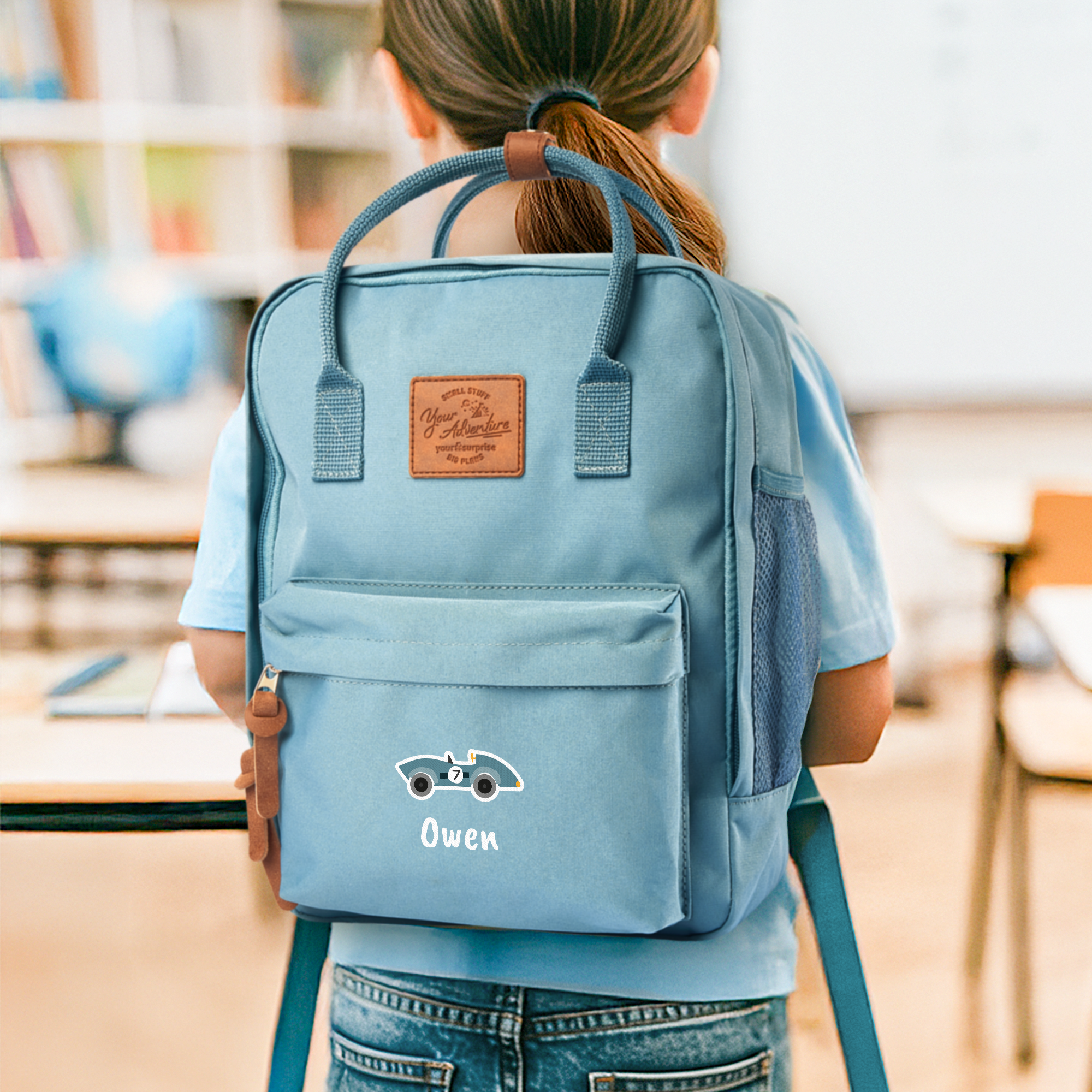 Zainetto per bambini personalizzato azzurro con disegno di macchina da corsa e il nome Owen stampato