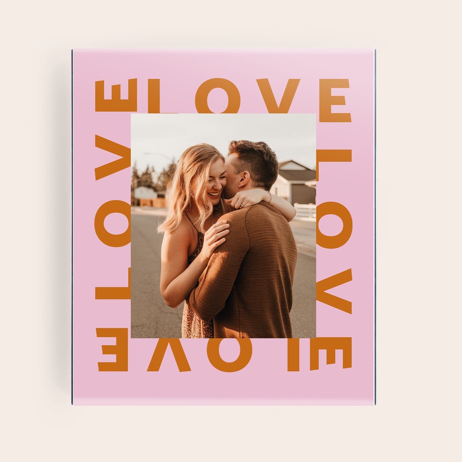 Té Pukka personalizado Caja de té personalizada impresa con una foto de pareja feliz y la palabra "LOVE" en naranja. Tu Santuario del Té Personalizado te Está Esperando