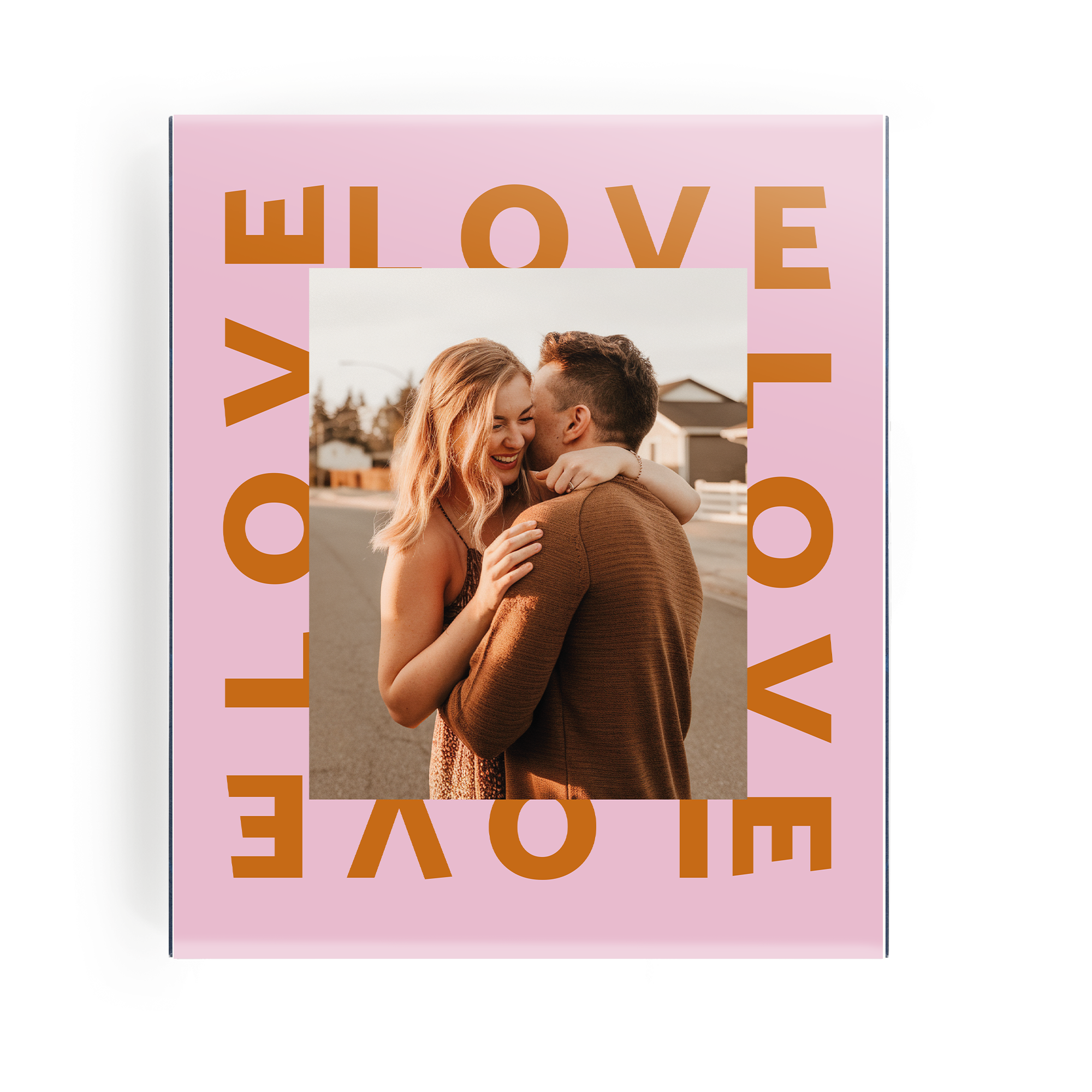 Růžová krabička s personalizovanou fotografií šťastného páru a zlatým nápisem LOVE, Tvoje personalizovaná oáza plná čaje už na tebe čeká