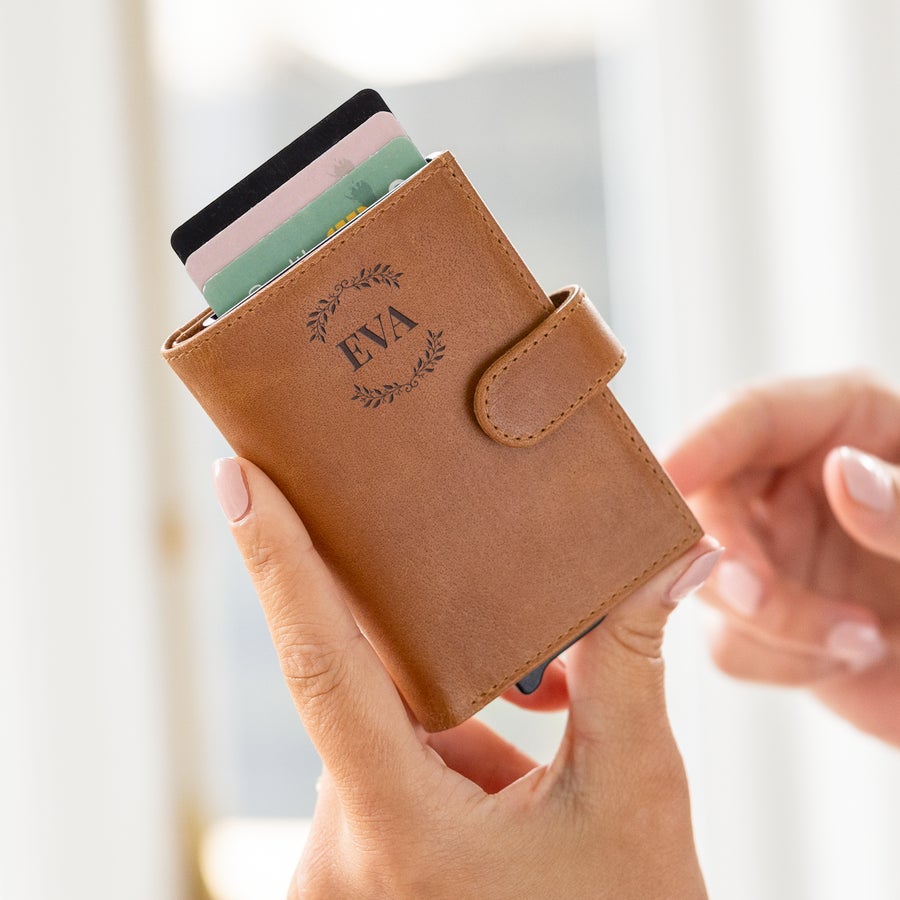 Titular de cartão personalizado Porta-cartões bancários de couro personalizado marrom com o nome EVA gravado