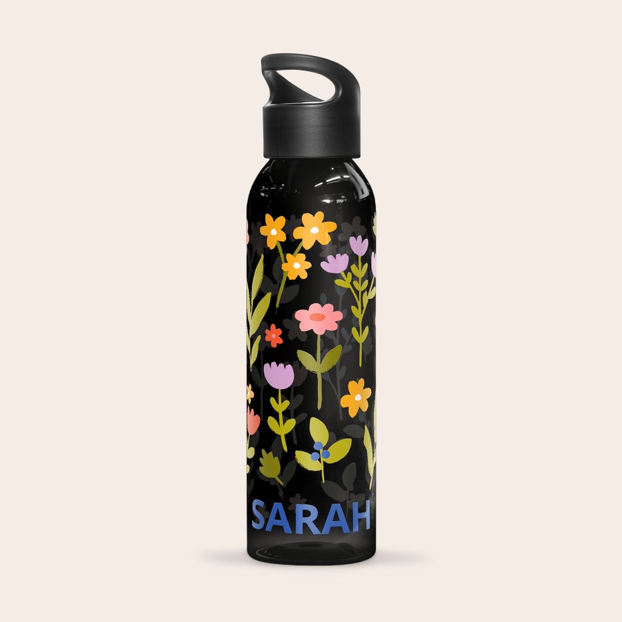 Botella de agua personalizada Botella de agua negra con estampado floral a color y el nombre SARAH en azul para un diseño único.