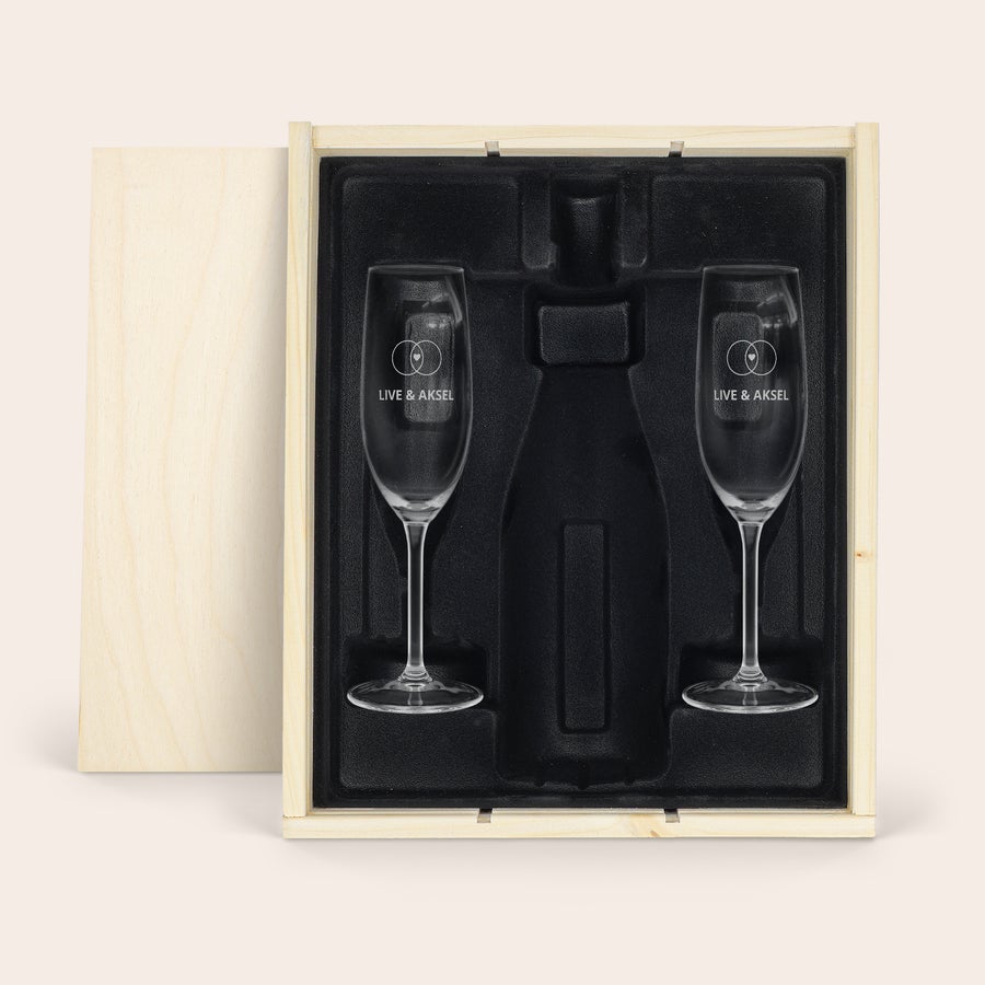 Champagnekasse med glass Luksuriøs champagneeske med 2 inngraverte champagneglass tilpasset med navnene "Live & Aksel" og ringer.