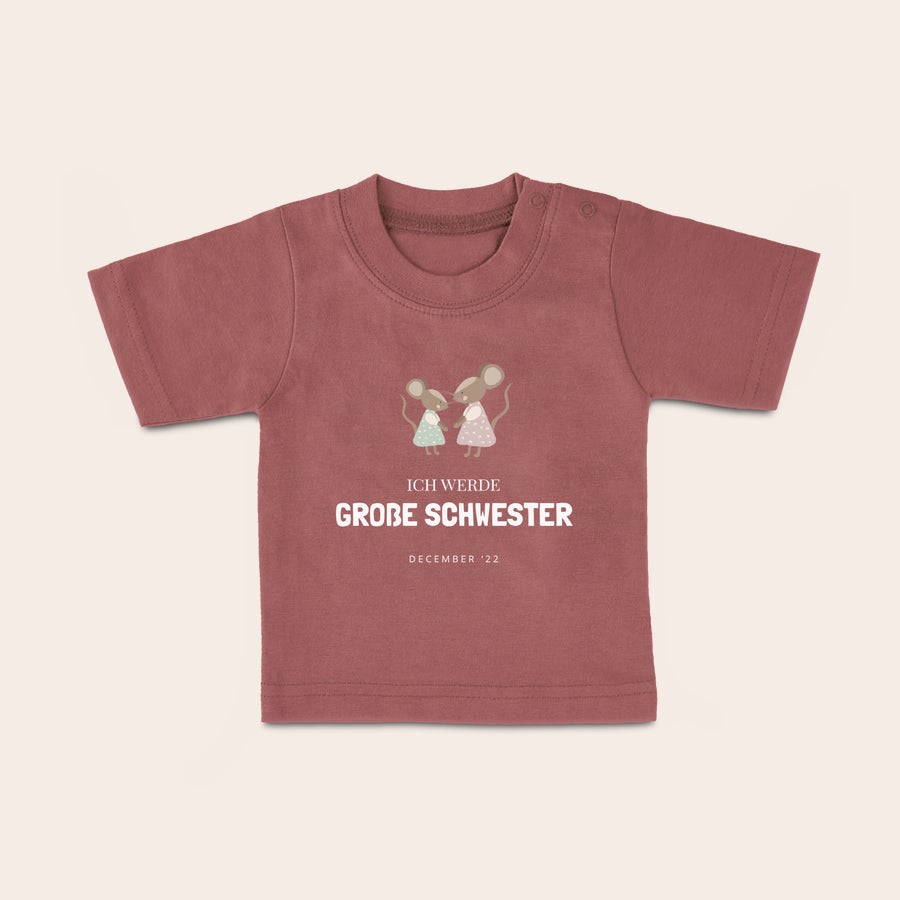 Baby t shirt bedrucken Ein rotes Baby T-Shirt mit Namen "Ich werde große Schwester" bedruckt mit zwei Mäusen und dem Datum Dezember 22.
