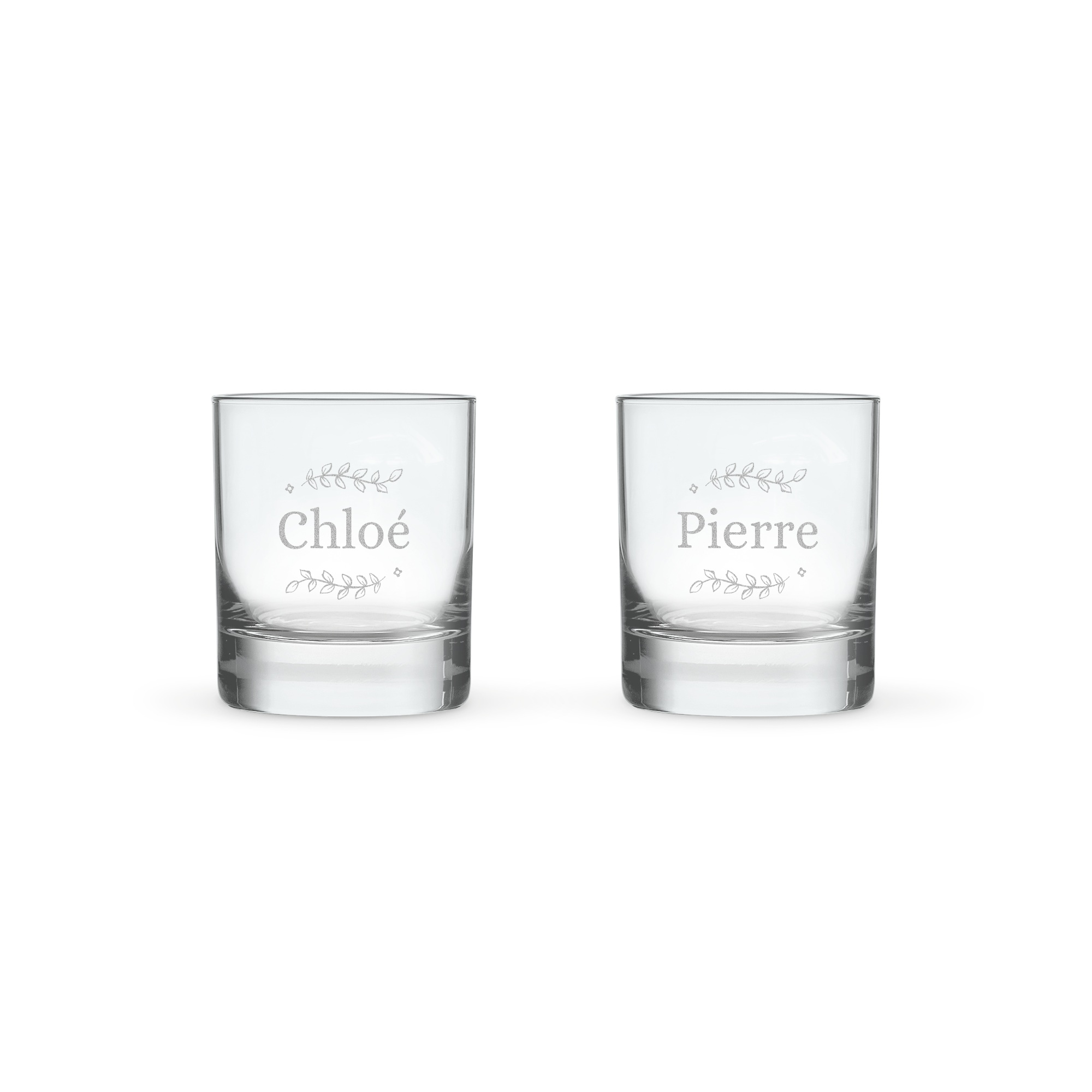 Deux verres à whisky personnalisés avec les noms Chloé et Pierre gravés, motif feuillage