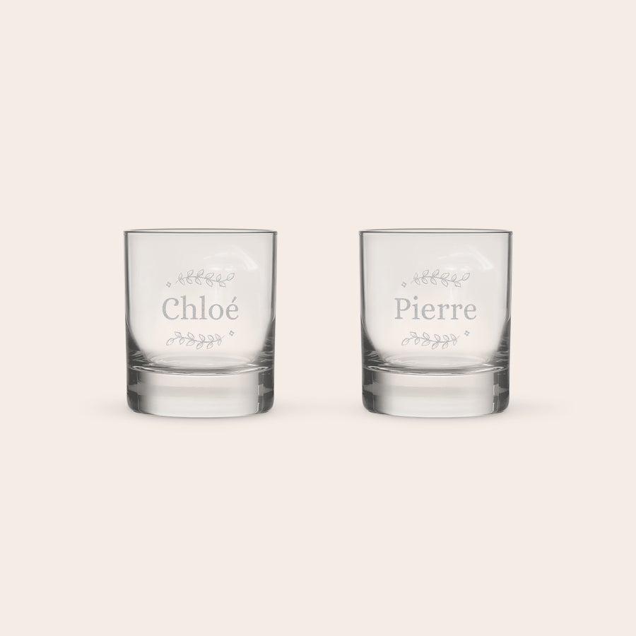 Whisky personnalisé - YourSurprise Deux verres à whisky personnalisés avec les noms Chloé et Pierre gravés, motif feuillage