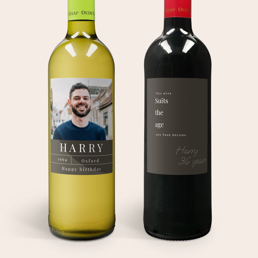 Conjunto de Vinho - Oude Kaap Duas garrafas de vinho Oude Kaap, uma branca e uma tinta, com rótulos personalizados com foto e texto. Surpreenda alguém!