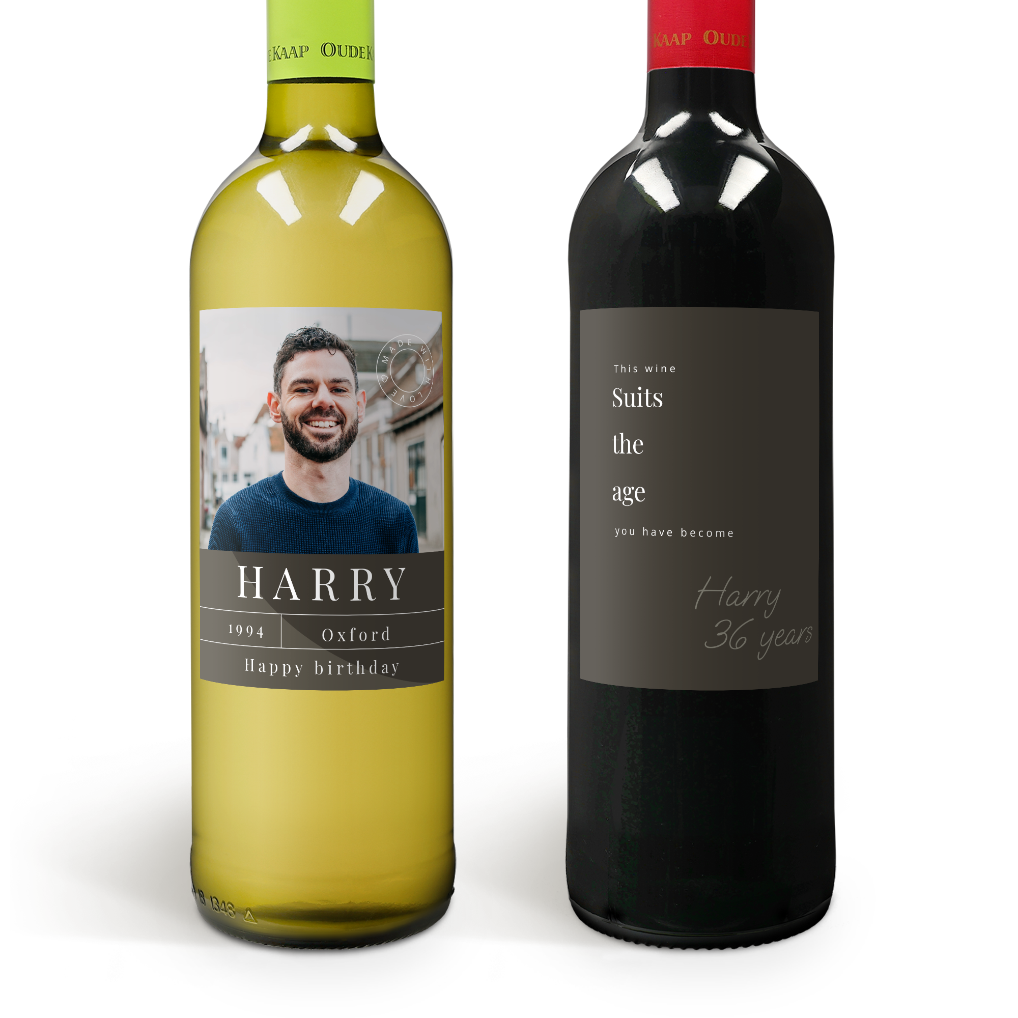 Dos botellas de vino Oude Kaap, una blanca y otra roja, con etiquetas personalizadas que incluyen fotos y texto.