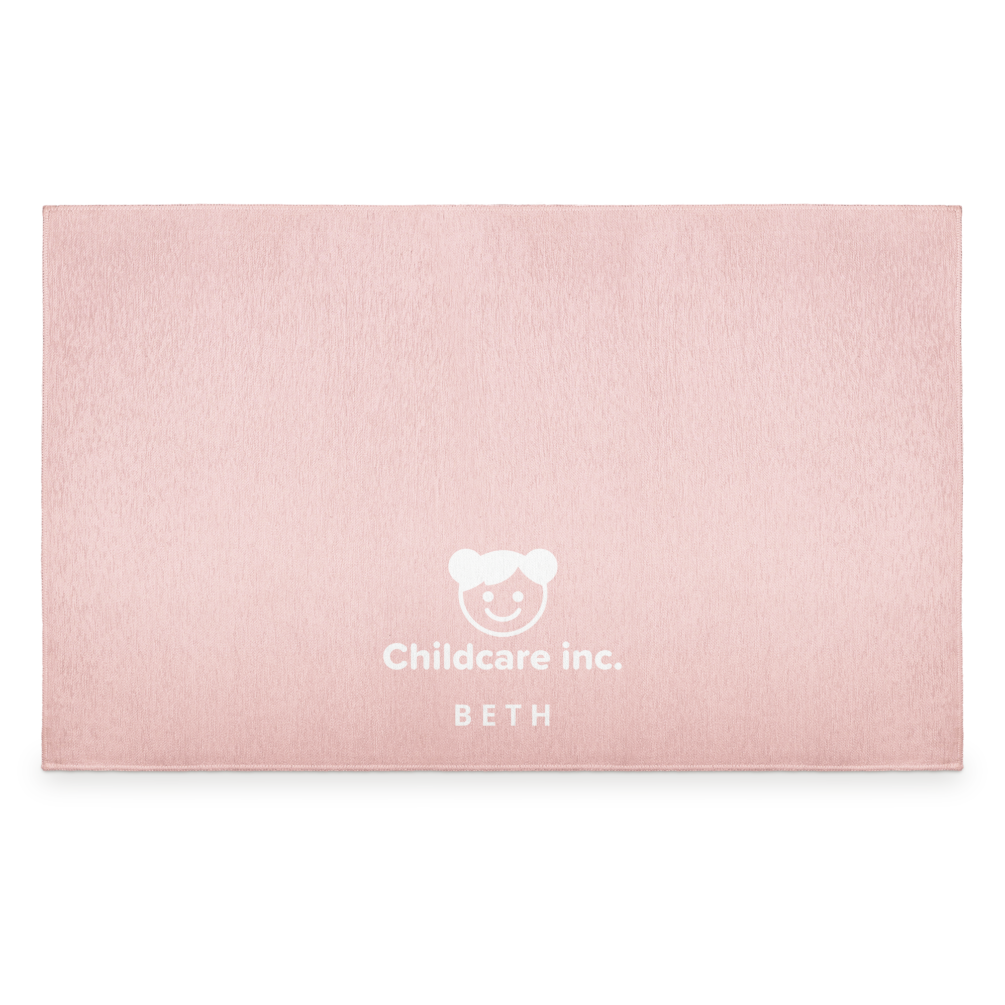 Covor personalizat roz pal, imprimat cu un logo Childcare Inc și numele Beth.