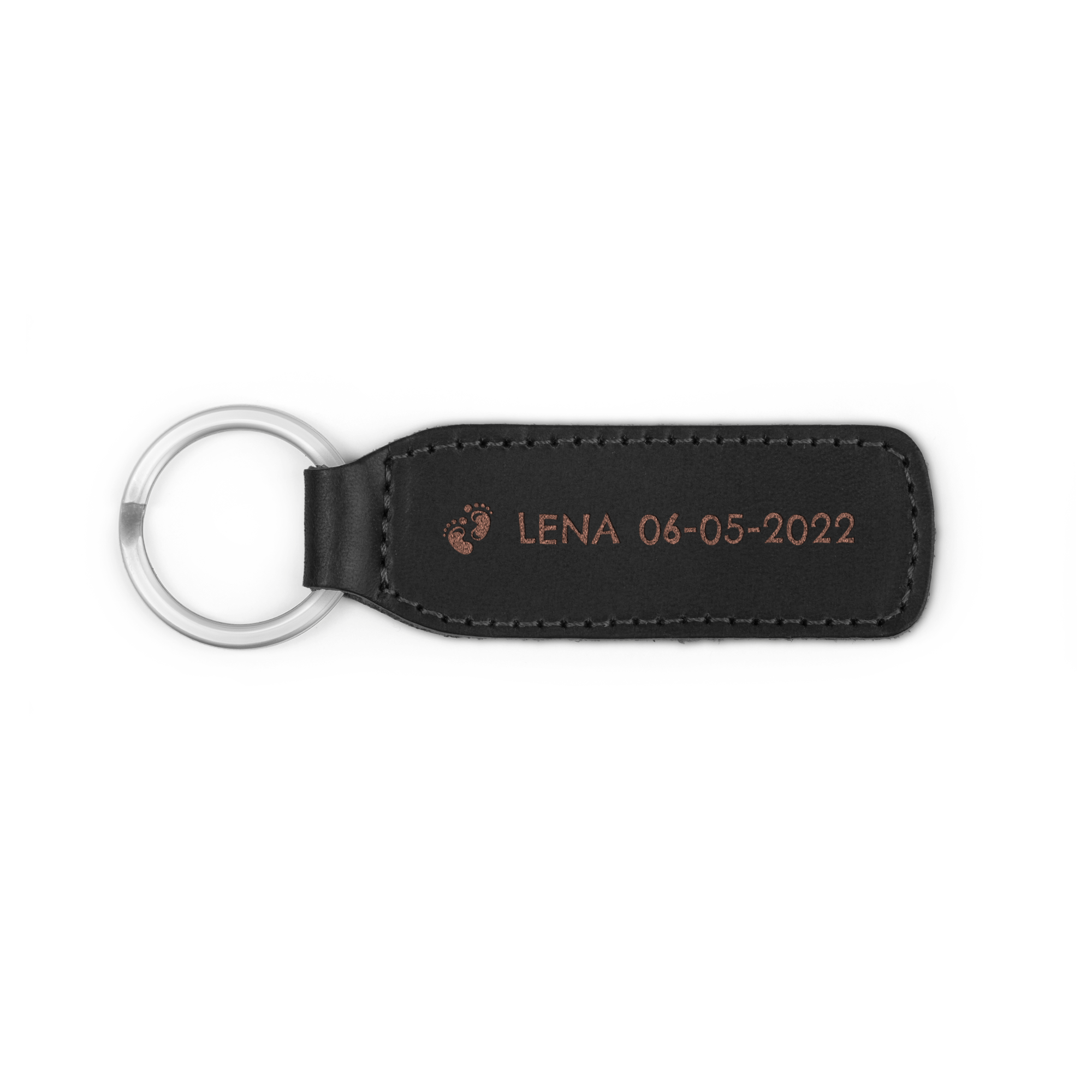 Portachiavi personalizzato in pelle nera inciso con l'impronta di un piede, il nome LENA e la data 06-05-2022