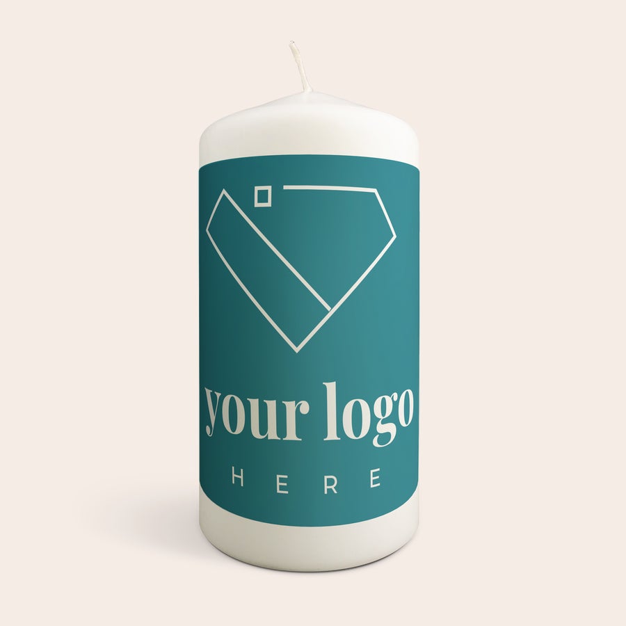 Kynttilä omalla kuvalla Henkilökohtainen valkoinen kynttilä vihreällä tarralla, jossa on teksti your logo here ja geometrinen kuvio