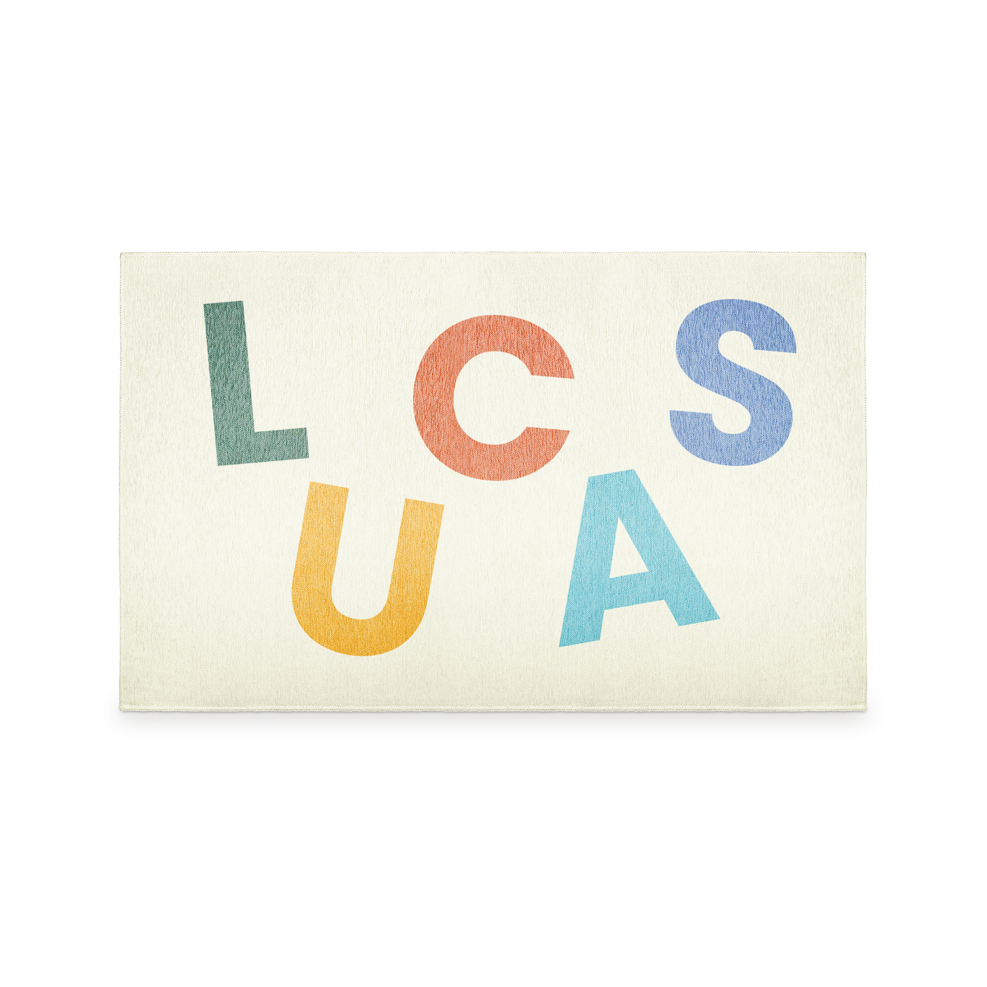 Covoraș de joacă personalizat alb cu litere colorate imprimate, verde L, roșu C, albastru S, portocaliu U, albastru deschis A.
