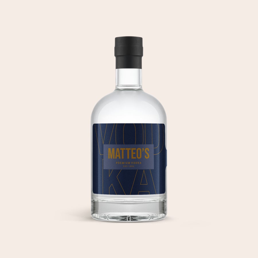 Personalizowana wódka YourSurprise Wyjątkowa butelka wódki ze spersonalizowaną etykietą z imieniem Matteo’s, nadrukowana granatowo-złota etykieta