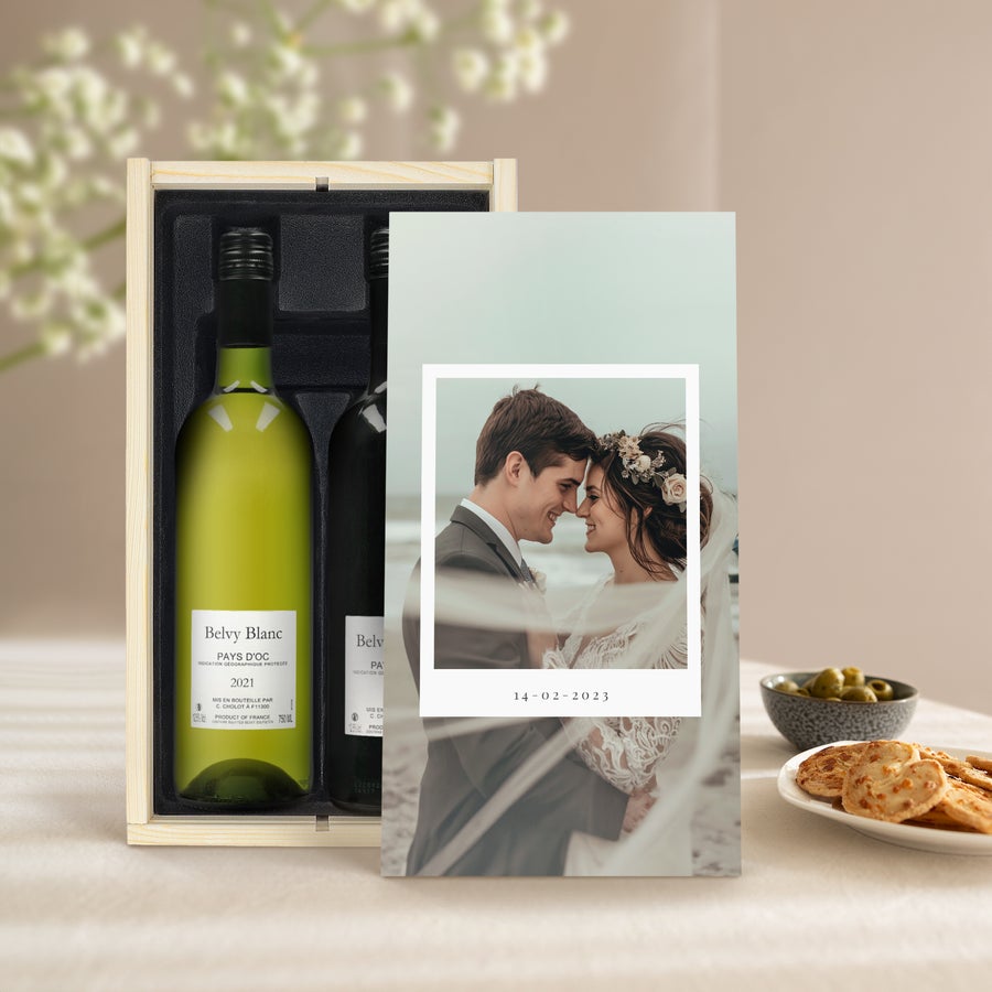 Vinsæt med personlig etikette og trækasse - Belvy rød/hvid/rosé Trægaveæske med Belvy rød- og hvidvin, personliggjort med print af et bryllupsfoto og datoen 14-02-2023.