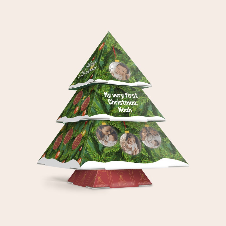 Personalizovaný DIY papírový vánoční stromeček Papírový vánoční stromeček s vlastním potiskem a textem "My very first Christmas, Noah" a fotografiemi, rozsviťte svátky osobním dotekem.