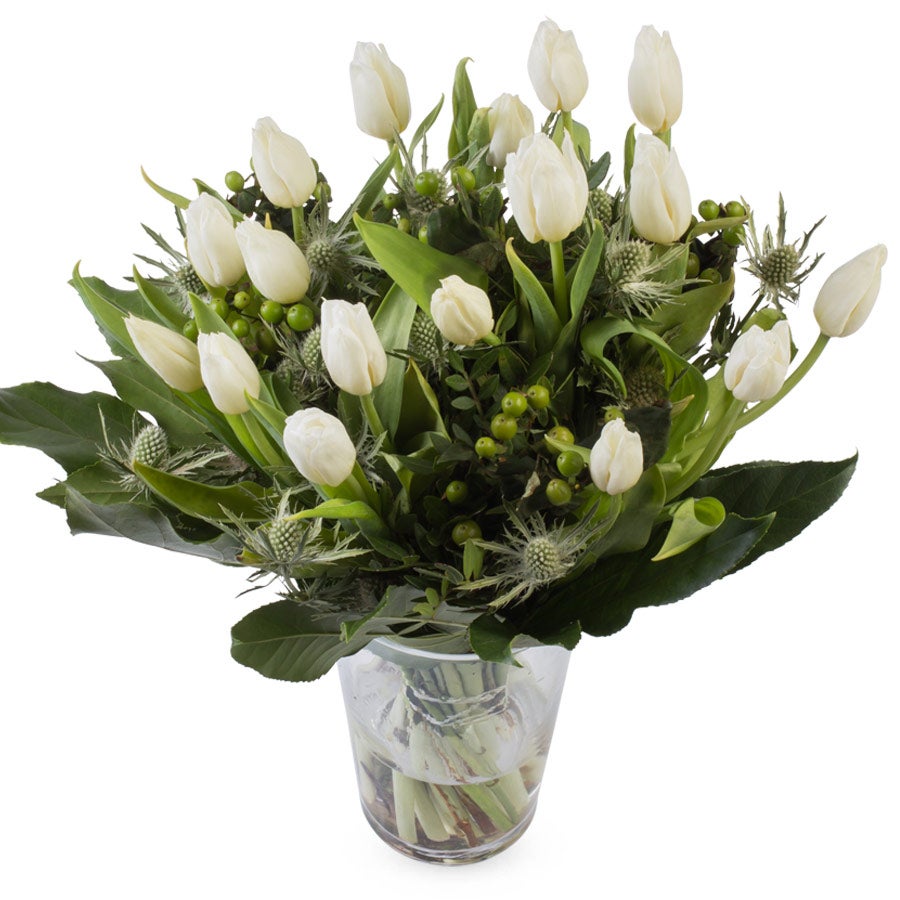 Boeket met witte bloemen - tulpen (middel) gepresenteerd in een gepersonaliseerde glazen vaas met gegraveerde tekst of foto naar keuze.
