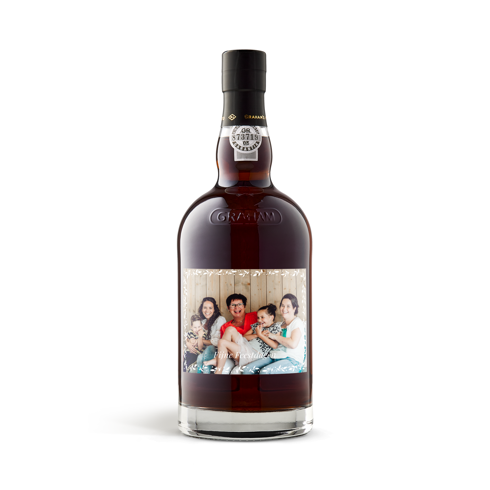 Fles port met een persoonlijk etiket, bedrukt met een familiefoto en de tekst Fijne Feestdagen.