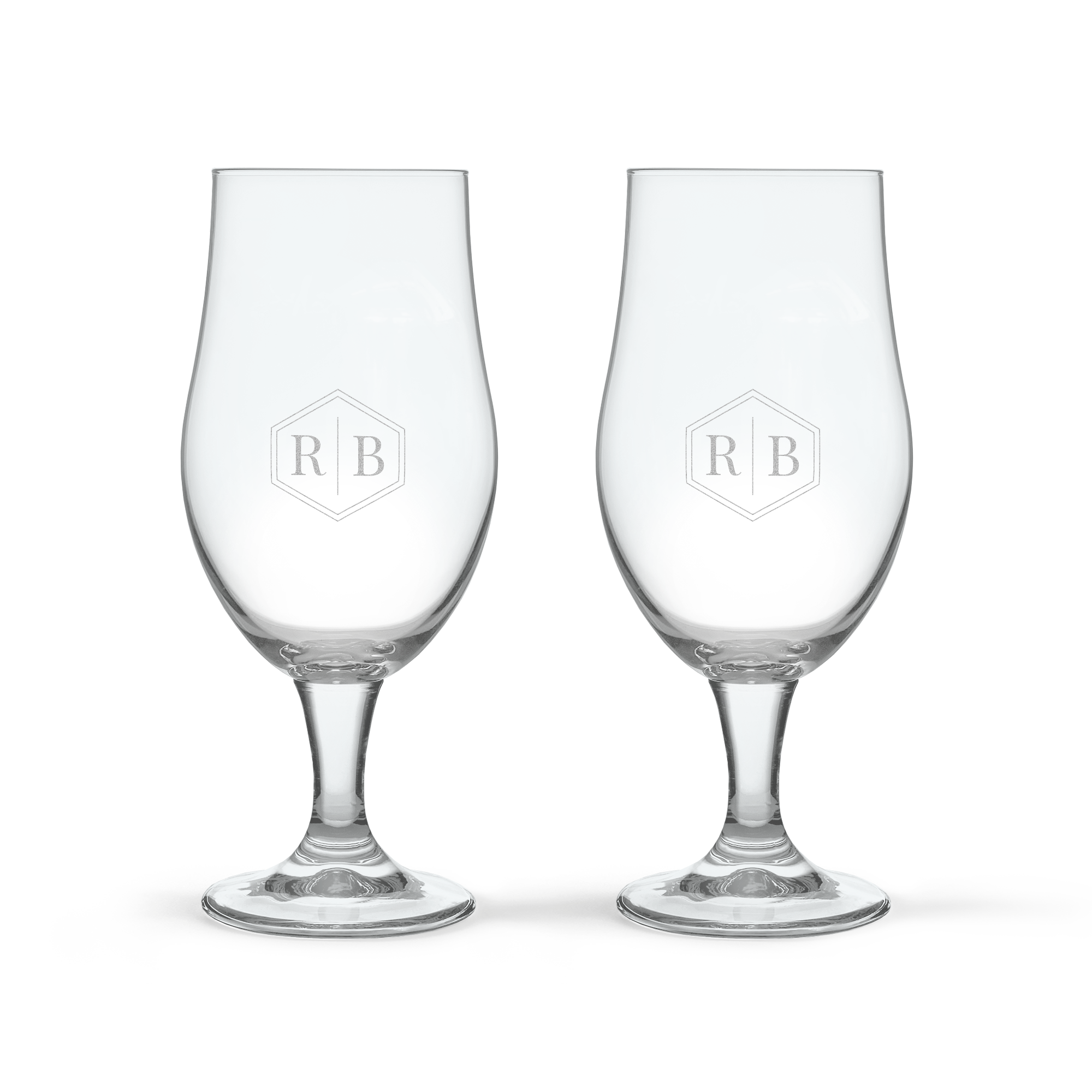 Deux verres à bière gravés d'un hexagone avec les initiales RB, un kit pour amateur de bière.