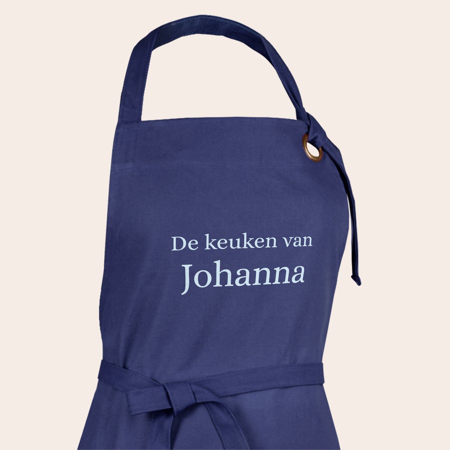 Schort met foto Donkerblauw gepersonaliseerd keukenschort bedrukt met witte tekst De keuken van Johanna