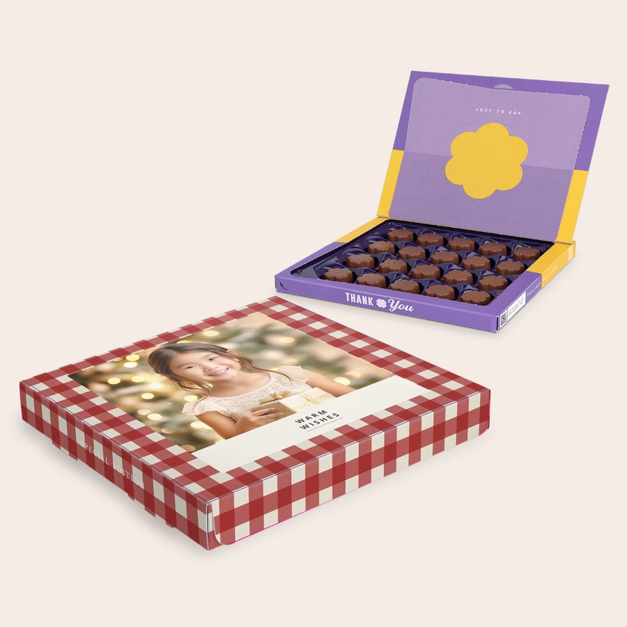 Praline Milka Crăciun Cutie cadou personalizată Milka de Crăciun cu o fotografie imprimată, o fetiță și mesajul "Warm Wishes", plină cu praline de ciocolată.