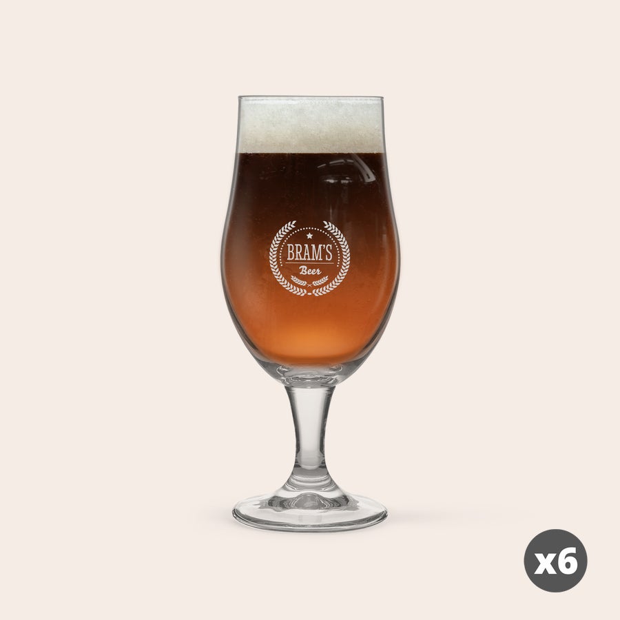 Speciaalbier glas met naam graveren Speciaal bierglas, gevuld met donker bier, gegraveerd met "Bram's Bier" en kransdesign, om je eigen speciaal bierglas te graveren