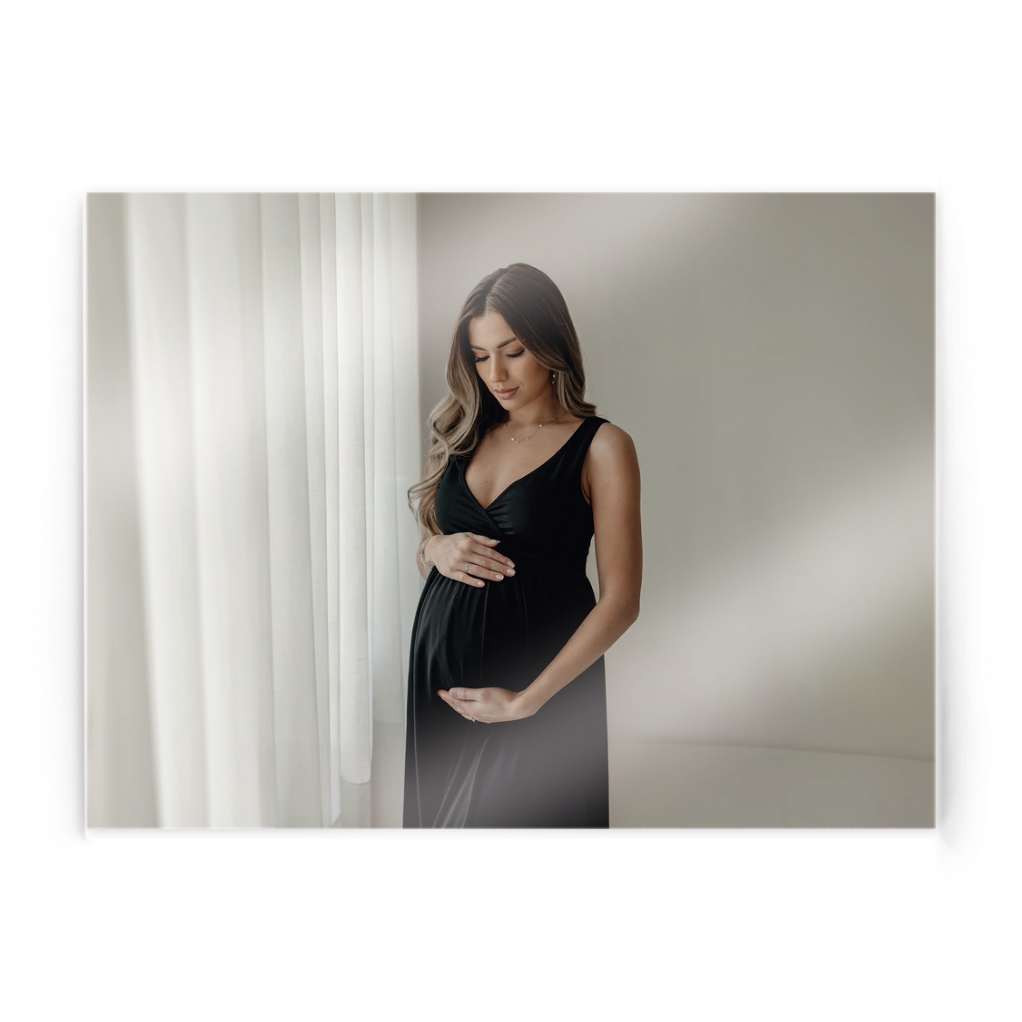 Foto en acrílico personalizada con una mujer embarazada posando, el regalo ideal para inmortalizar tu momento.