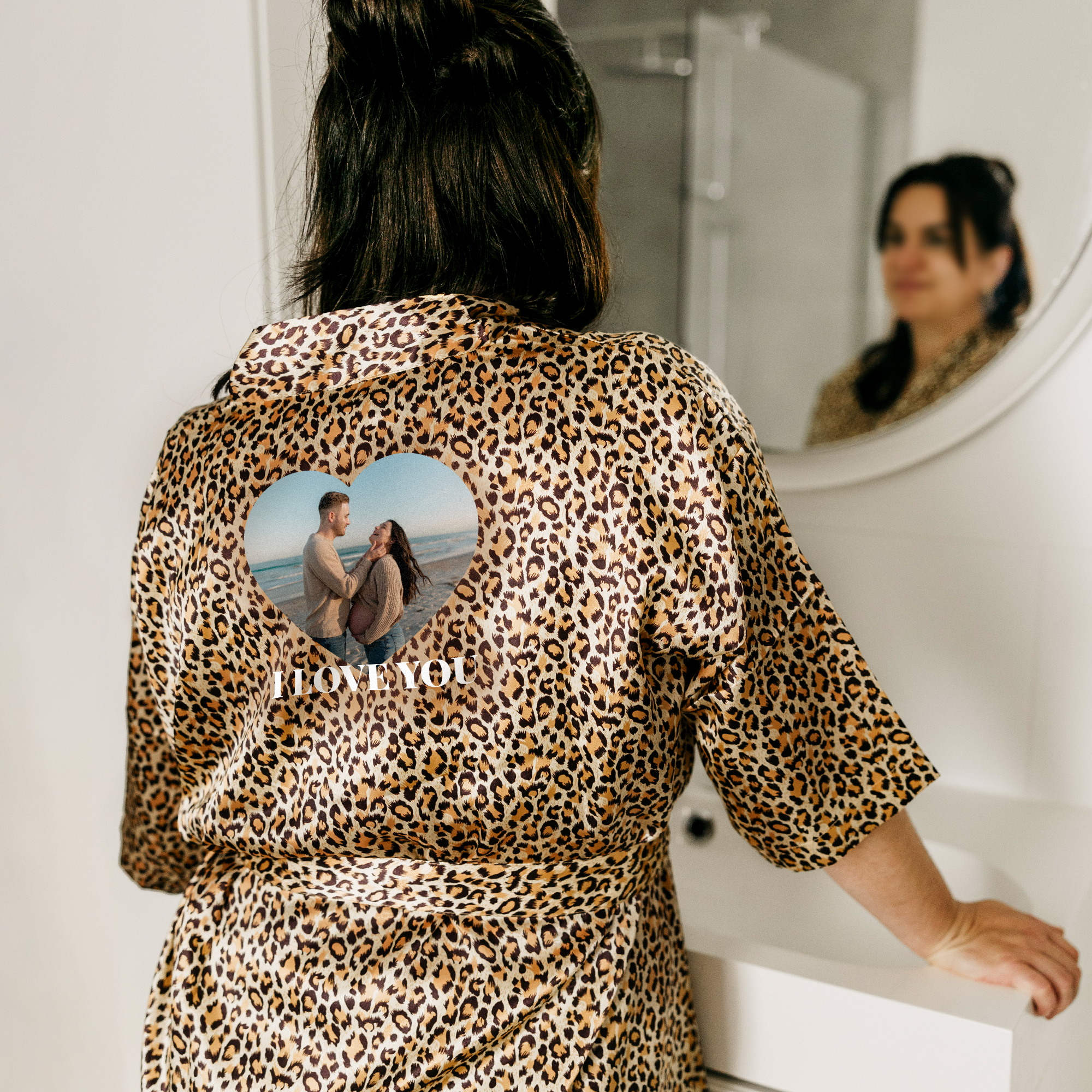 Personalizované kimono s leopardím vzorom, potlačené fotografiou páru v tvare srdca a textom I LOVE YOU. Prekvapte svojich blízkych.