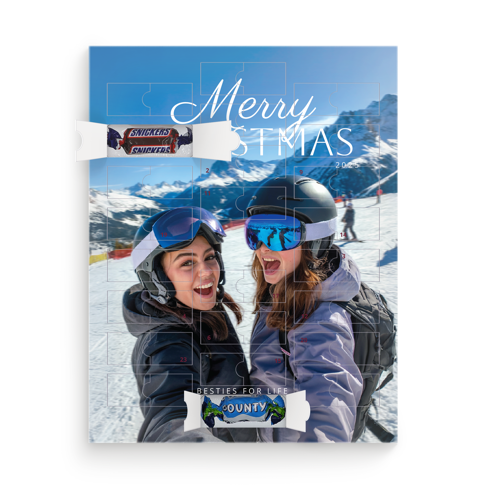 Mars-miniatyyrijoulukalenteri, painettu henkilökohtaisella kuvalla kahdesta naisesta laskettelurinteellä, tekstillä "Merry Christmas 2025" ja "BESTIES FOR LIFE". Ovet 2 ja 23 ovat auki paljastaen Snickers- ja Bounty-miniatyyrisuklaita.