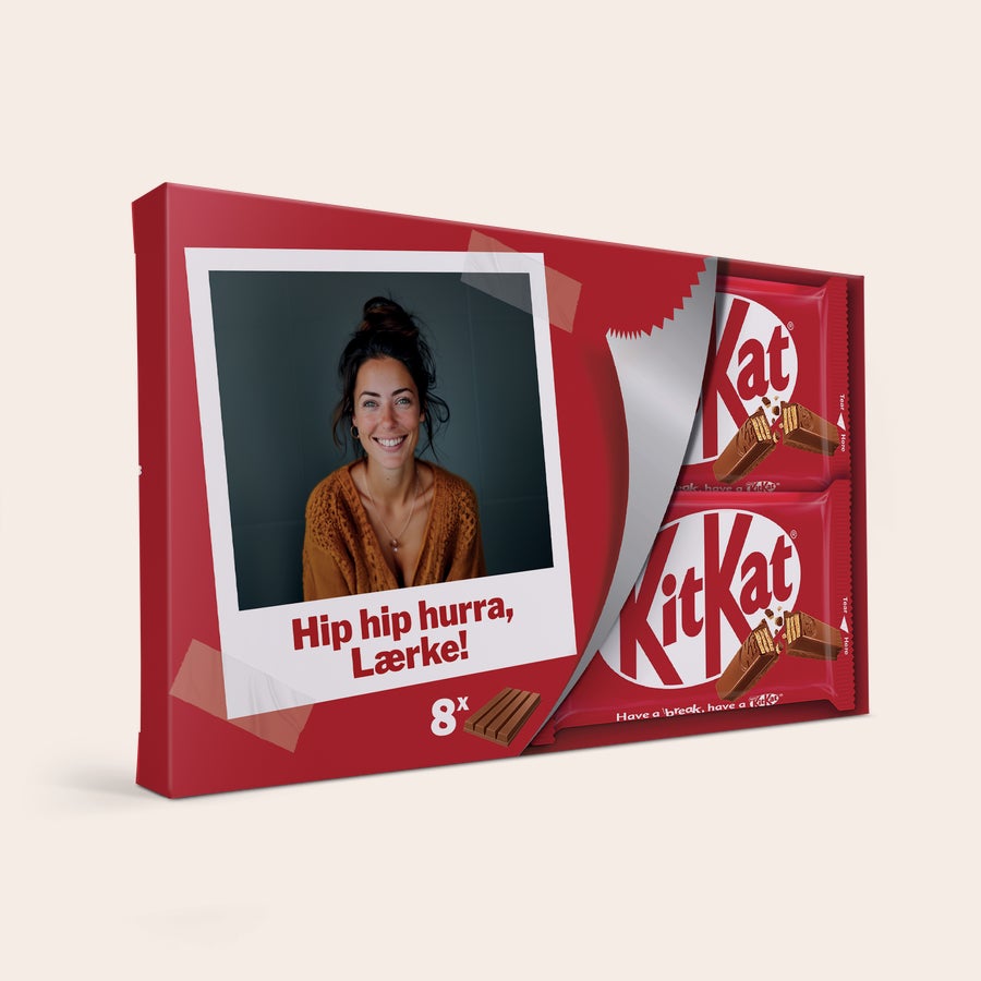 Personlig KitKat gaveæske med navn og billed Rød KitKat chokolade gaveæske med navn Lærke og billede printet på, en unik KitKat gave.