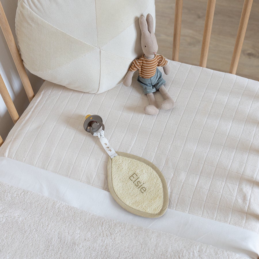 Pânză personalizată pentru manechin - Koeka Cârpă de manechin personalizată bej deschis cu suzetă, brodată cu numele Elsie în căruciorul unui bebeluș.