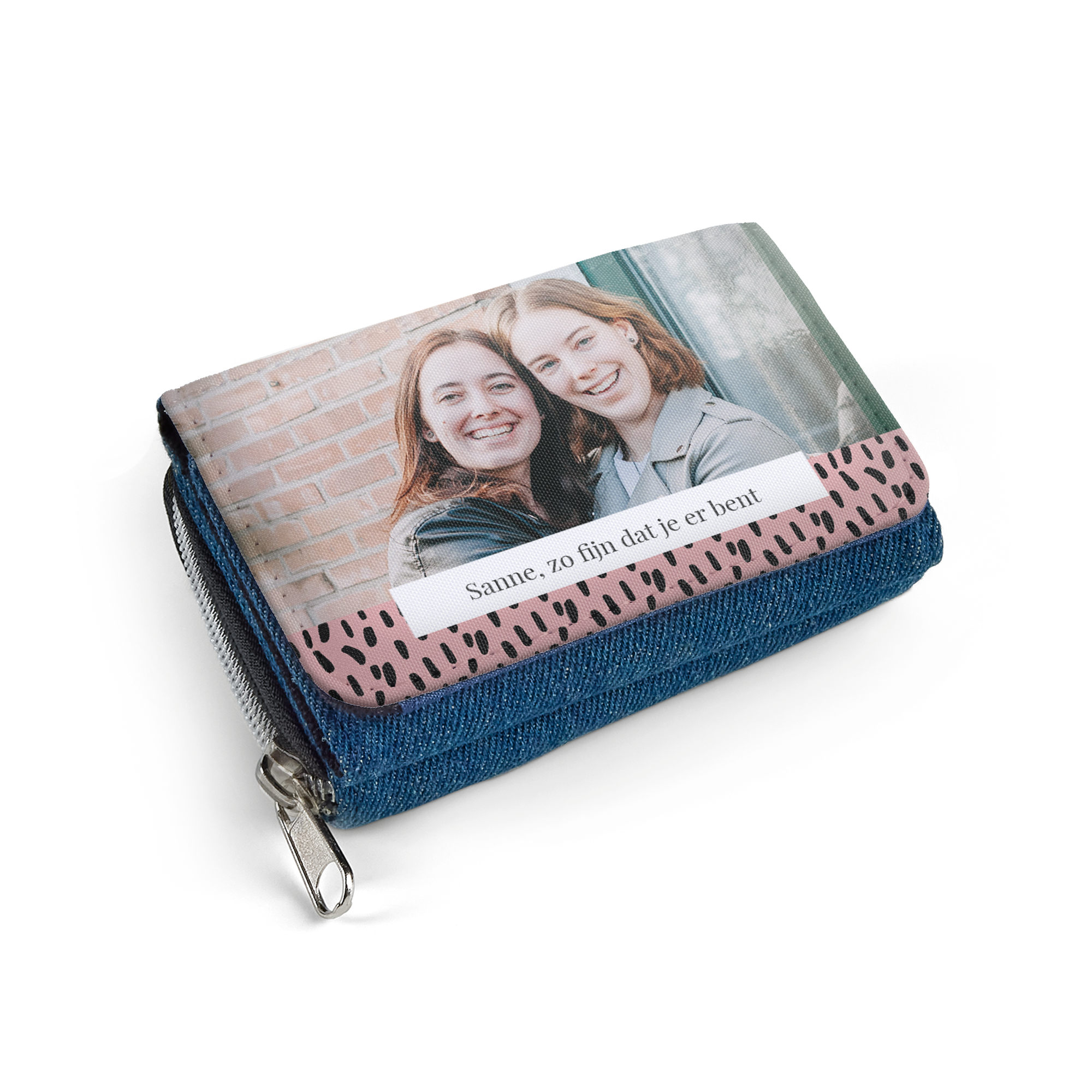 Een persoonlijk bedrukte portemonnee met foto van twee glimlachende vrouwen, tekst Sanne, zo fijn dat je er bent, roze vlekkenpatroon en een rits.