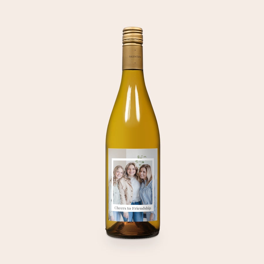 Salentein Chardonnay Garrafa de salentino chardonnay com foto de 3 amigas e texto 'Cheers to Friendship' no rótulo personalizado.