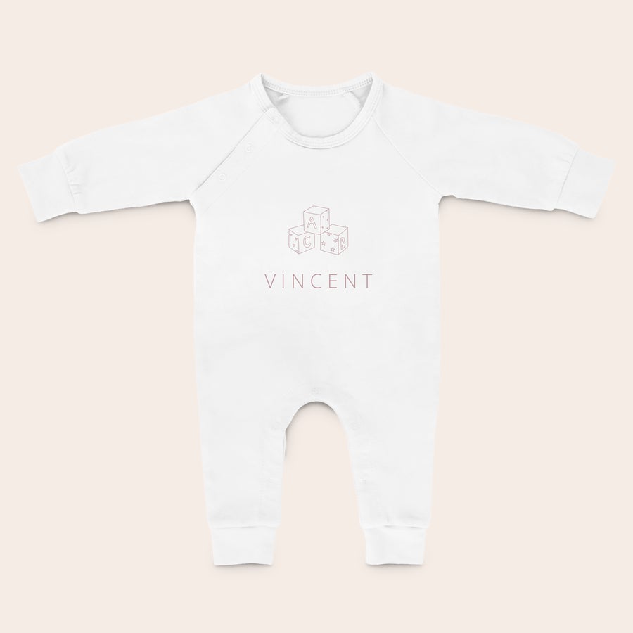 Boxpakje bedrukken Wit boxpakje bedrukt met blokken en de naam Vincent, ideaal om heerlijk in te trappelen.