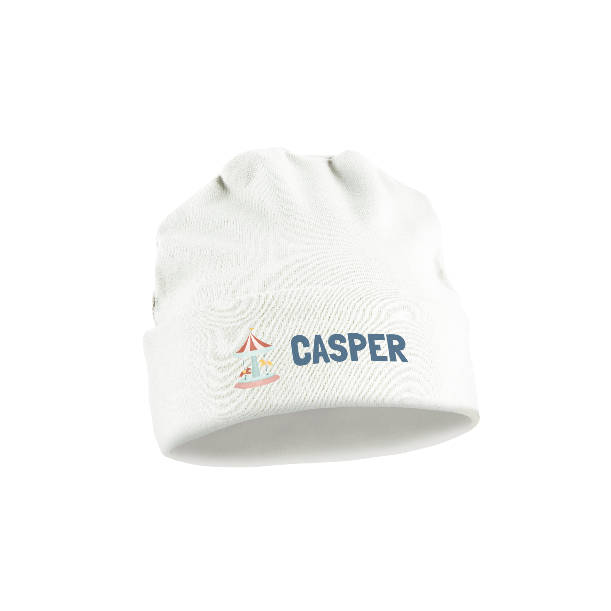 Wit babymutsje bedrukt met draaimolen en de naam Casper voor de allerkleinsten