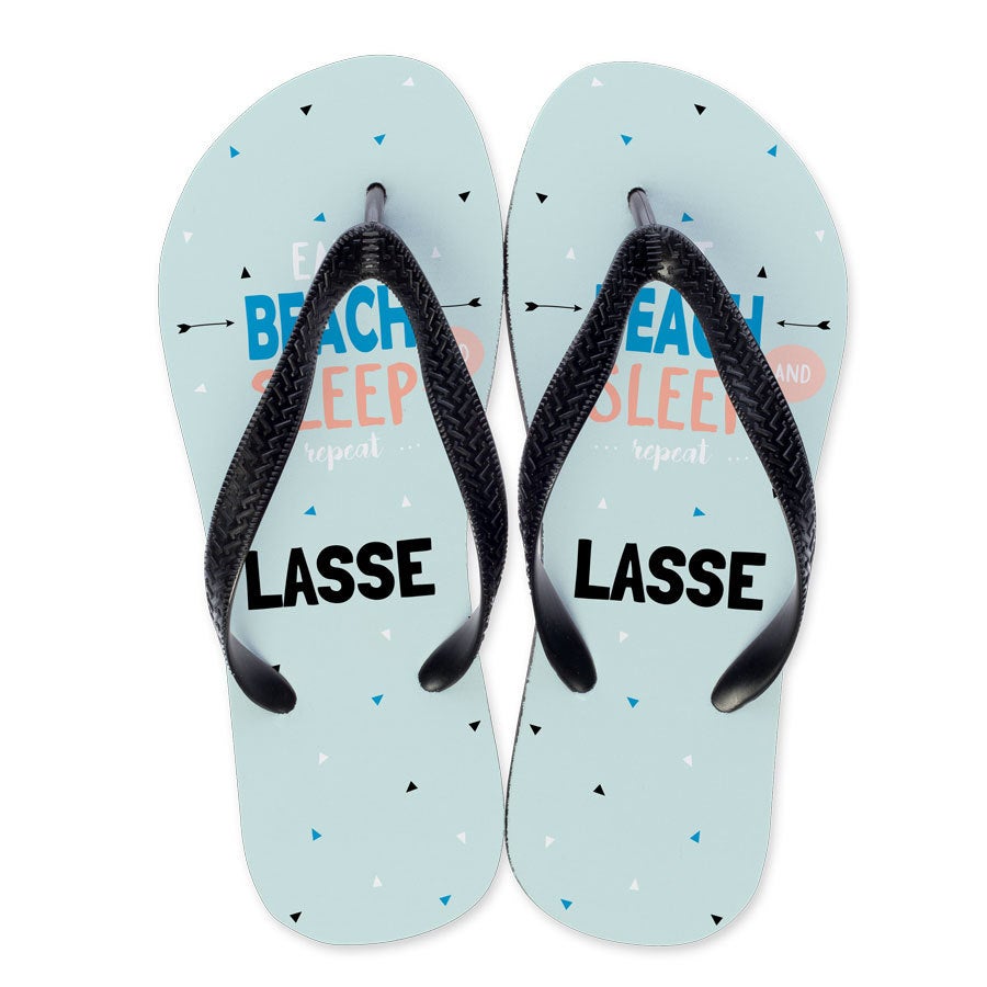 Individuelle Zehensandalen hellblau bedruckt mit Foto "Eat Beach Sleep Repeat" und dem Namen Lasse