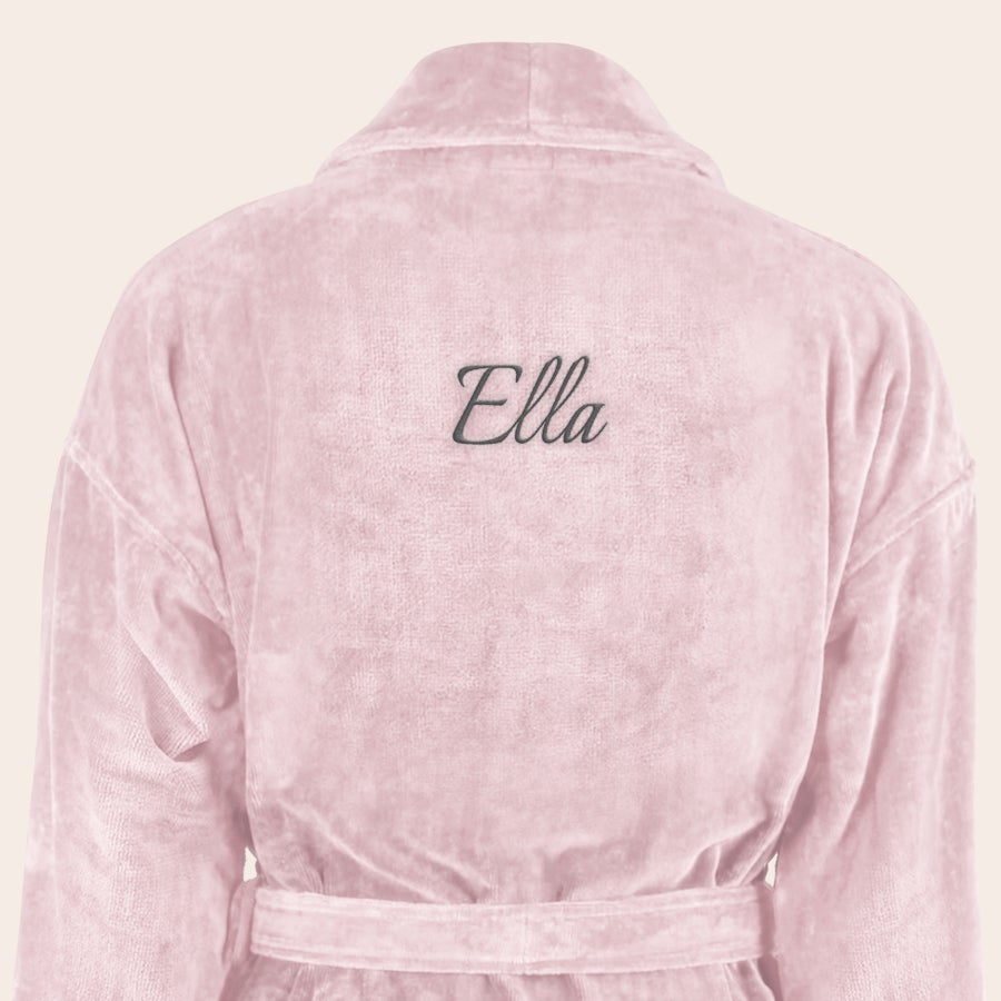 Badrock Dam med namn En rosa personlig badrock med namnet Ella broderat i svart på ryggen, en lyxig present.