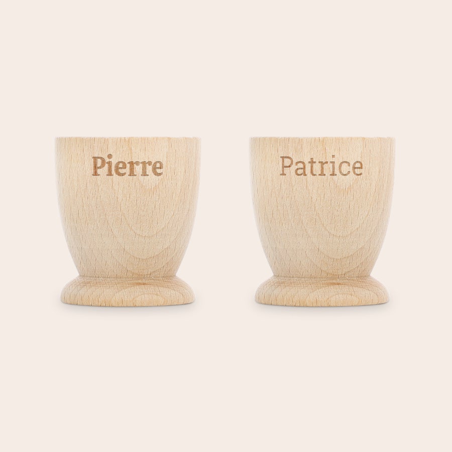 Coquetier personnalisé Deux coquetiers personnalisés en bois de hêtre gravés des prénoms Pierre et Patrice pour un petit-déjeuner inoubliable