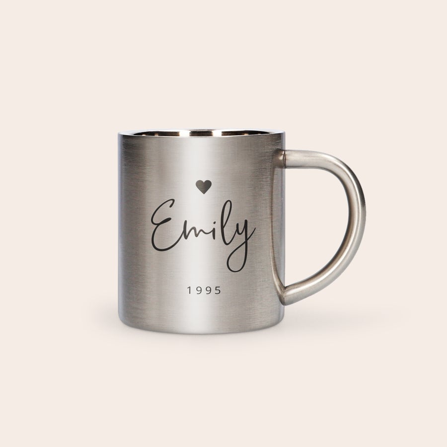 Cană - Oțel inoxidabil Cană personalizată din oțel, argintie, cu un mic simbol inimă, numele Emily și anul 1995 gravate negru. Oferiți cadou o cană din oțel cu propriul design.