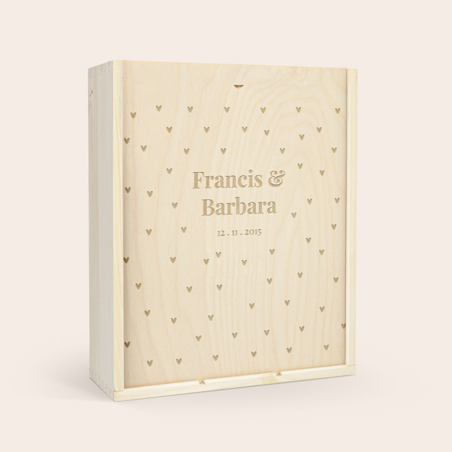 Coffret champagne personnalisé - Rene Schloesser - avec flûtes Coffret cadeau en bois clair gravé de coeurs, prénom Francis & Barbara et la date 12.11.2015, pour offrir une bouteille de mousseux René Schloesser.
