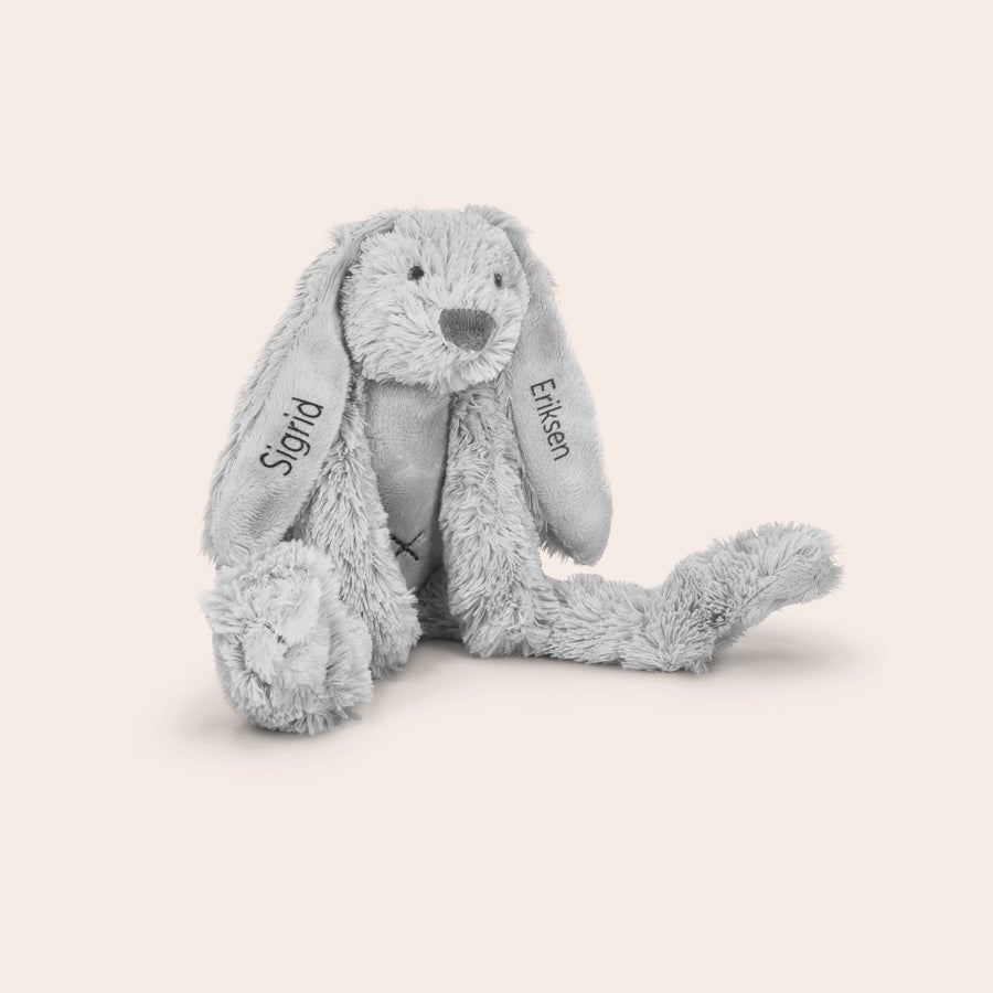 Bamse til babyer Lysegrå, personlig Tiny Rabbit Richie kosedyr med brodert navn Sigrid og Eriksen på ørene.