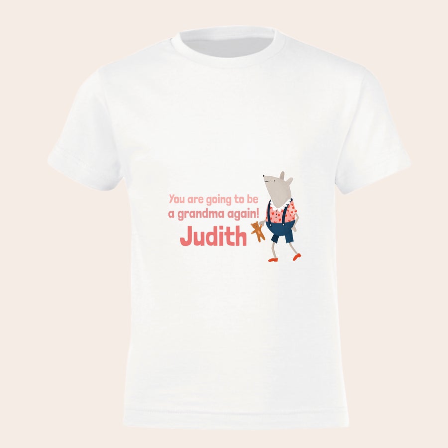 Personlig t-shirt - storebror/storesøster Hvid børne-T-shirt med fuldfarvetryk af en tegneseriefigur og teksten You are going to be a grandma again! Judith. Giv din graviditetsmeddelelse et særligt strejf.