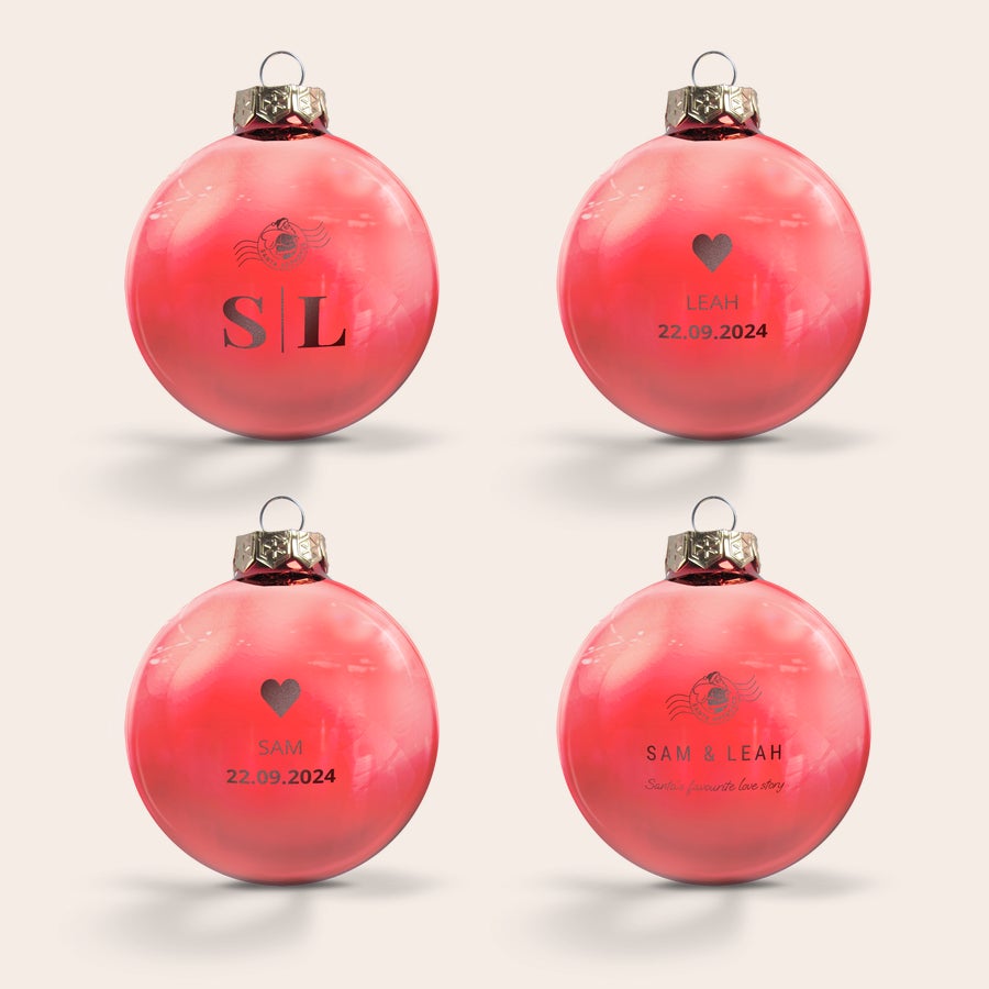 Palline di Natale con Nome - in Vetro Quattro palline di Natale personalizzate con nome incise, di colore rosso con dettagli dorati, con nomi e date diversi