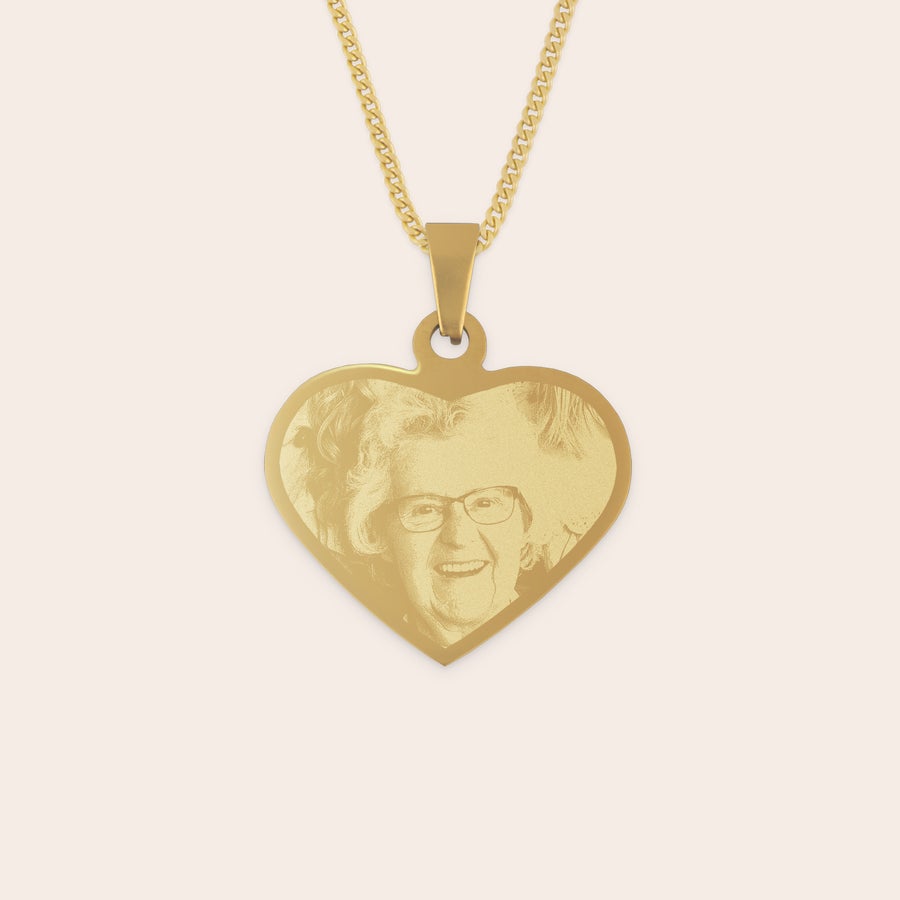 Collar Corazón grabado Colgante dorado con forma de corazón grabado con la foto de una mujer sonriendo, personalizable con tu foto y texto.